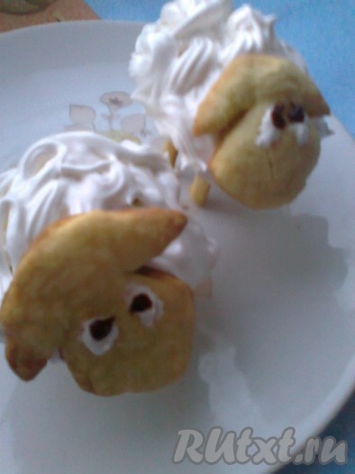 Рисуем глазки "мокрым безе" и растопленным шоколадом с помощью спички, получаем вот таких симпатичных пасхальных барашков.
