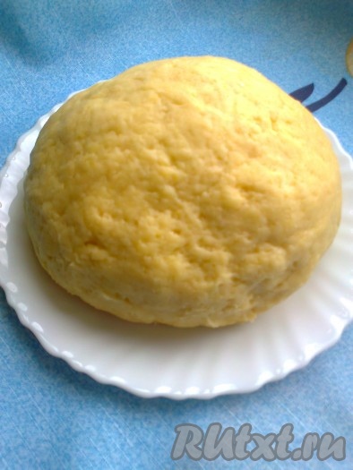 Мягкое масло или маргарин растереть с сахаром, добавить желтки, соду, сметану, муку и замесить тесто.
