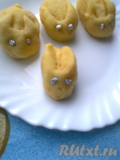 Печем основу и мордочки 20 минут при 200 градусов. Теста получается много, из этого количества я приготовила еще кроликов
