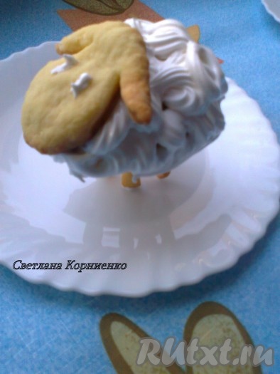 Рисуем глазки "мокрым безе" и растопленным шоколадом с помощью спички, получаем вот таких симпатичных пасхальных барашков.
