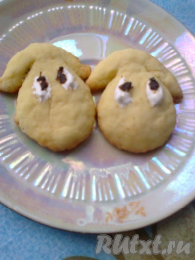 Также нам нужны будут мордочки барашков. Для этого формируем овал из теста, раскатываем его и ножом делаем надрезы, немного раздвигаем ушки&nbsp; в стороны. В готовом виде выглядит так как на фото.
