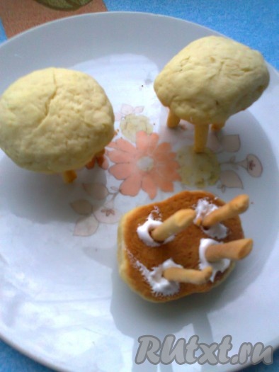 Вынимаем готовую основу из духовки. Можно сделать лежащих пасхальных барашков, тогда ножки не нужны. Вставляем ножки. Их можно воткнуть в основу, она внутри достаточно мягкая. Можно закрепить их с помощью безе.
