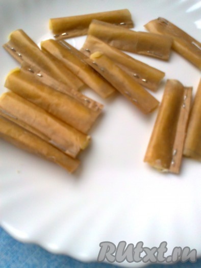 Из теста сделать продолговатые ножки для пасхальных барашков и уложить их в формы.
