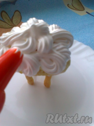 На основу с помощью кондитерского мешка или пакета с отрезанным краем нанесите "мокрое" безе, либо просто выложите сверху ложкой.
