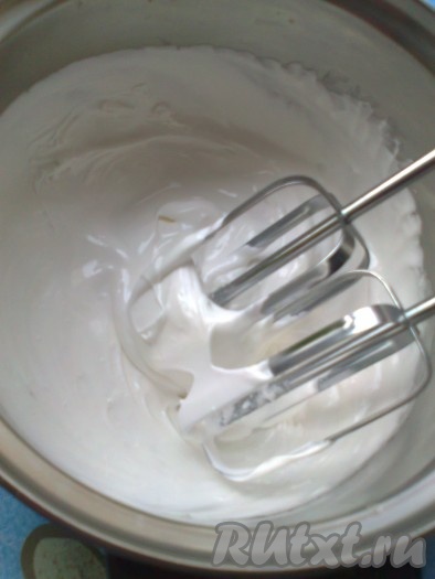 Взбиваем белки.