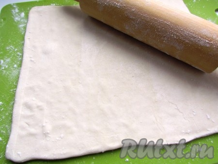 Стол присыпать мукой, тесто слекга раскатать, но не тонко.