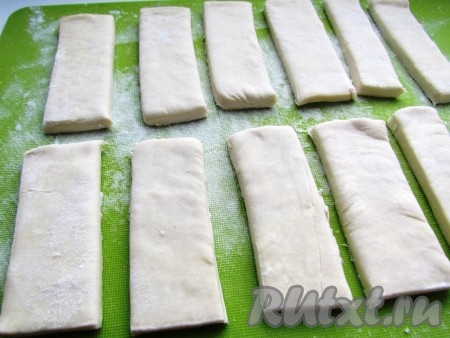 Разрезать тесто на одинаковые полоски желаемых размеров.