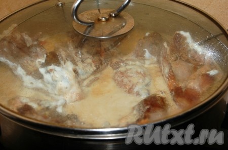 Перемешать, закрыть крышкой и продолжать тушить еще 15 минут.