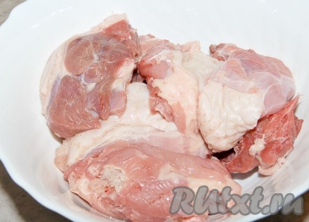 Индейку разрезать на кусочки, помыть и слегка обсушить.