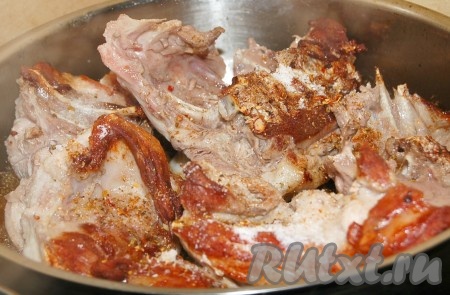 Обжарить кусочки индейки на растительном масле с двух сторон до румяности.