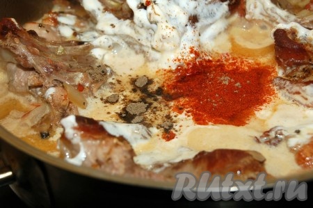 Добавить воду, соль, перец, специи.