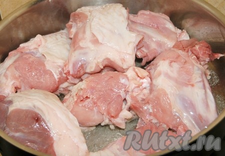 Обжарить кусочки индейки на растительном масле с двух сторон до румяности.