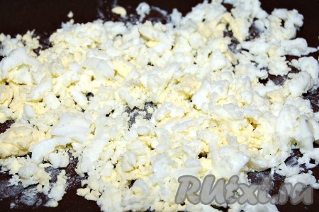 Яйца отварить вкрутую (варим с момента закипания воды 9-10 минут), остудить, очистить и измельчить с помощью вилки (или нарезать на мелкие кубики ножом).