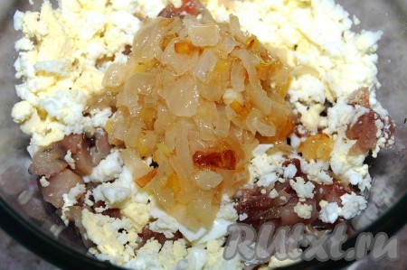 Соединить в одной миске жареный репчатый лук, измельчённые яйца и нарезанную селёдку.