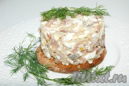 Форшмак переложить в сервировочную тарелку, украсить, по желанию, зеленью и подать на стол. Это вкусное блюдо очень нравится моей семье. Уверена, форшмак, приготовленный из селёдки без добавления яблок, понравится и вам!