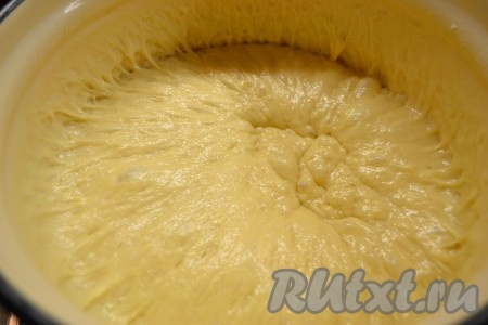 Молоко разогреть, добавить сливочное масло, 1 стакан сахара, соль, яйца, дрожжи и муку (тесто не должно быть крутым). Замесить. Когда тесто поднимется, перемешать, дать опять настояться, снова перемешать. Добавить еще 2 стакана сахара.
