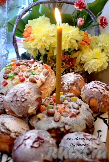 Дать остыть пасхальным куличам и полить шоколадной глазурью.
