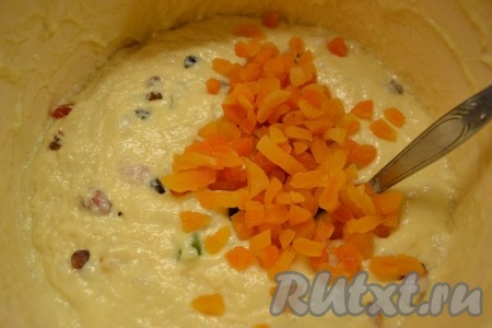 После третьего подъема перемешать, добавить цукаты, мак, изюм и цедру апельсина.