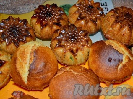 Тесто разлить по формам и выпекать пасхальные куличи при температуре 180 градусов до готовности.
