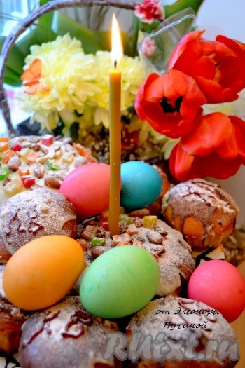 Посыпать орешками и цукатами. Слегка присыпать сахарной пудрой.
