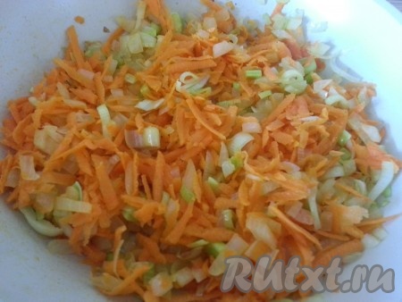 Отдельно пассировать порезанный лук репчатый и лук порей, натертую на терке морковь.