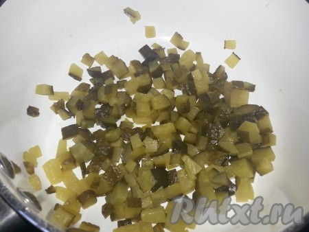 Довести до кипения, опустить в него картофель, нарезанный кубиками. Варить 10-15 минут. Тем временем пассировать огурцы, нарезанные мелкими кубиками.
