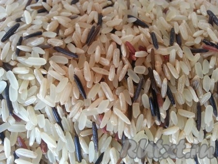 Косточку вынуть, обобрать мясо, если оно есть.&nbsp;В кипящий бульон положить рис (у меня была смесь из трех видов риса).