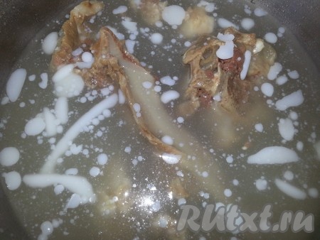 Приготовить бульон. Для этого в холодную воду положить баранью косточку и варить до готовности мяса.