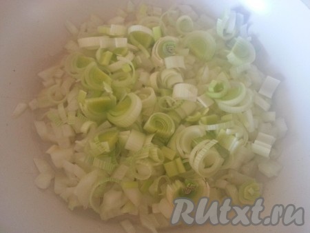 Отдельно пассировать порезанный лук репчатый и лук порей, натертую на терке морковь.