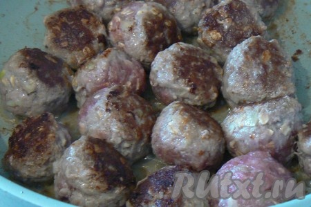 Мелко нарезать лук. Перемешать лук с мясом. Приправьте солью, паприкой и мускатным орехом. Скатать ровные шарики. Обжарить получившиеся фрикадельки на растительном масле в течение 5 минут.
