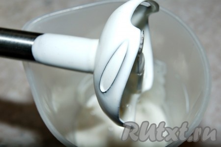 Дольше нет смысла взбивать. Как только образуется майонез, убрать блендер.