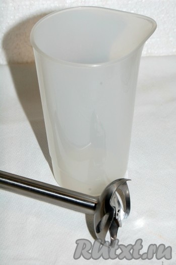 Для приготовления быстрого майонеза понадобится погружной блендер и высокий стаканчик.