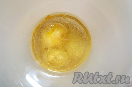 Теперь добавить растительное масло.