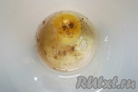 Теперь аккуратно влить уксус.