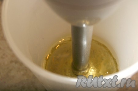 Погрузить блендер, включить его.