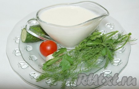 Перелить готовый майонез в соусник и использовать по назначению.