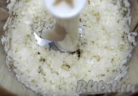 Пробить в блендере до состояния крошки.