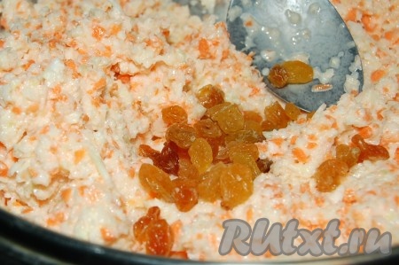 Изюм промыть, замочить в горячей воде на 10 минут, затем отжать насухо и добавить в салат.