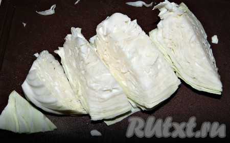 Свежую капусту нарезать на довольно крупные ломти (но чтобы они поместились в блендер).