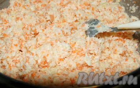 Перемешать капустный салат. Добавить соль, перец, если потребуется.
