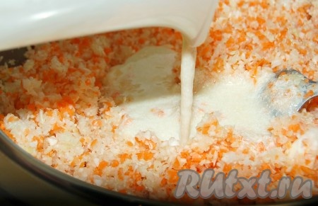 Добавить майонез. Можно использовать готовый майонез, а можно домашний быстрый майонез, который готовится мгновенно.