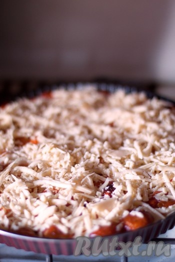 Как только пельмени запеклись, выньте их из духовки, присыпьте натертым на крупной терке сыром и снова уберите в духовку до момента, когда сыр расплавится.
