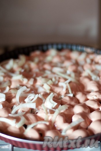 Приготовьте заправку: смешайте томатный соус, майонез и воду. Добавьте соль и перец. В сковороду выложите пельмени и залейте их приготовленной заправкой. Посыпьте нарезанным полукольцами луком и отправляйте запекаться в духовку на 30 минут, при температуре 200 градусов.
