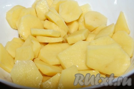 Картофель заранее очистить и нарезать на кружочки.