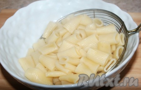Отварить в отдельной кастрюле макароны, согласно инструкции на упаковке. Готовые макароны опрокинуть на дуршлаг и дать стечь лишней воде.