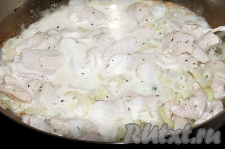 Затем добавить в сковороду сливки.
