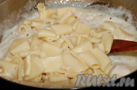 Готовые горячие макароны добавить в сковороду с курицей и сливками. Перемешать, прогреть все вместе 3 минуты и макароны с курицей будут готовы.