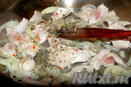 Затем добавить соль, перец и специи. Перемешать и обжаривать 10 минут, помешивая, чтобы ничего не подгорело.