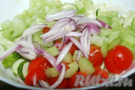 Лук репчатый нарезать перьями и добавить в миску.