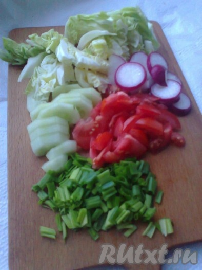 Свежую капусту&nbsp; нашинковать и посолить. Помидор, огурец нарезать, редиску порезать кольцами, лук и укроп мелко порубить.&nbsp;
